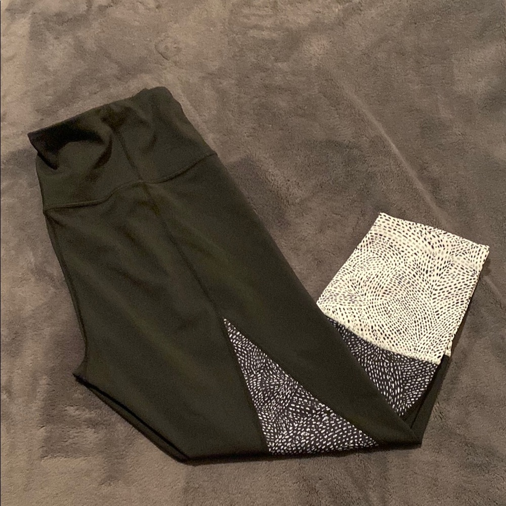 Zella Women’s Black and White Patterned Leggings